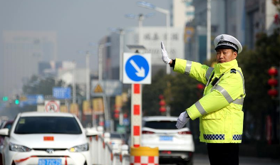 在路口遇有交通信号灯和交通警察指挥不一致时，该怎么办？