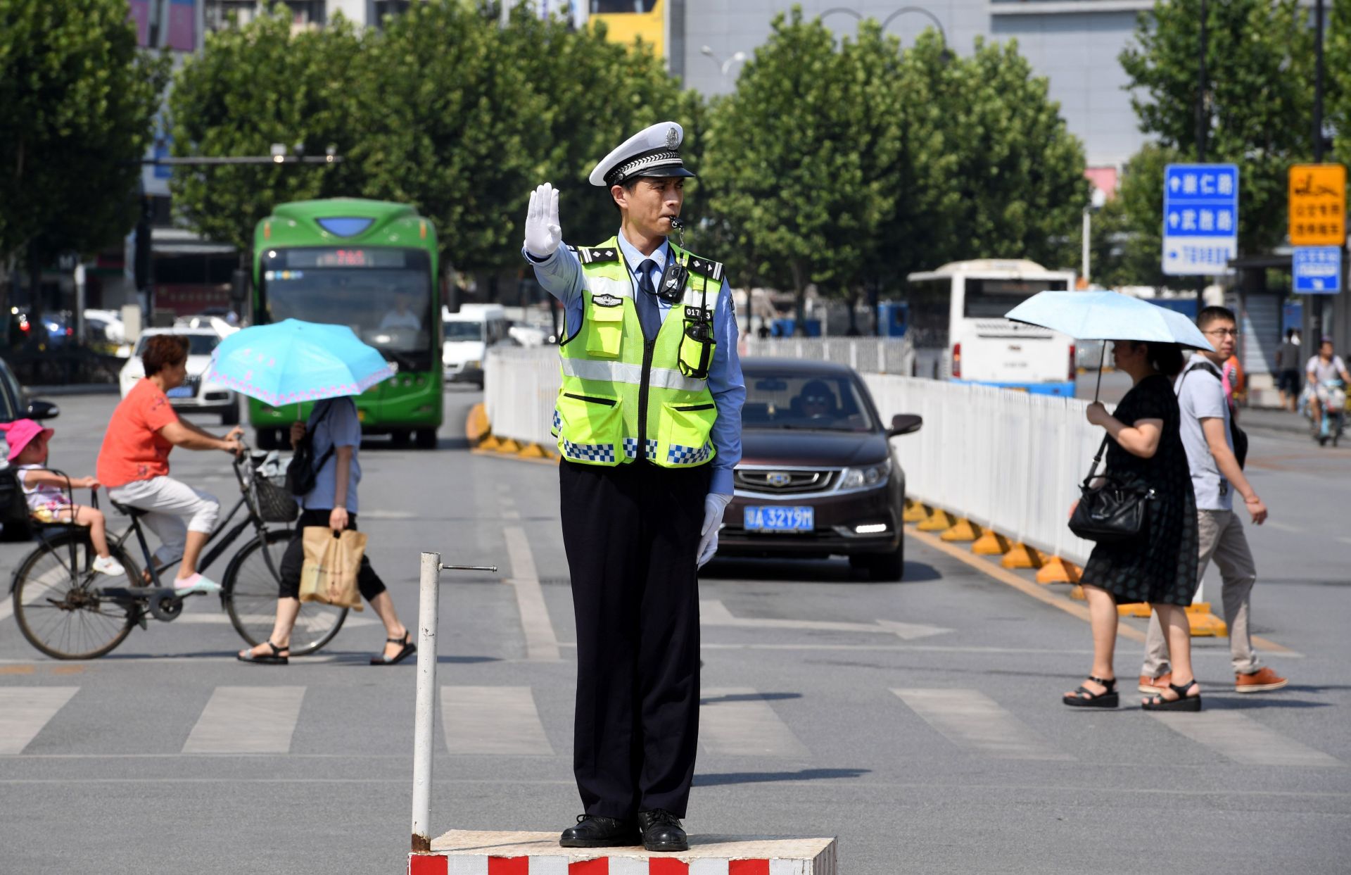 在路口遇有交通信号灯和交通警察指挥不一致时，该怎么办？