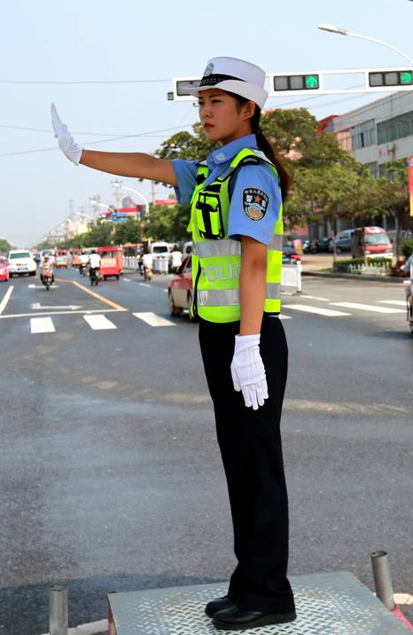 在路口遇有交通信号灯和交通警察指挥不一致时，该怎么办？