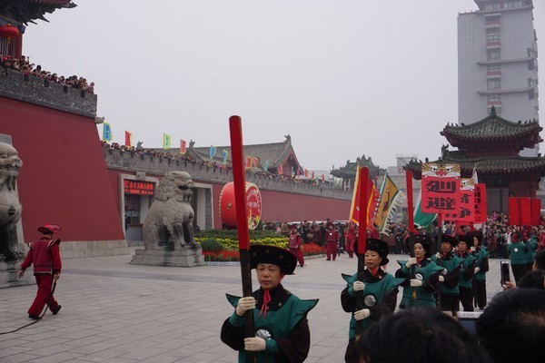 古代流放犯人手中的这个水火棍是拿来干什么的？